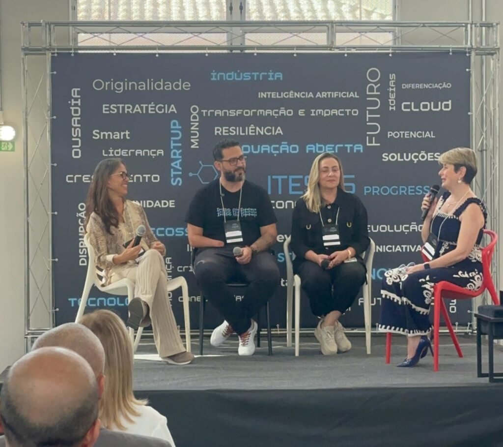 Quatro palestrantes participam de um painel sobre inovação, startups e impacto social no evento ITECS, sentados em frente a um painel de palavras-chave como tecnologia, estratégia e futuro.